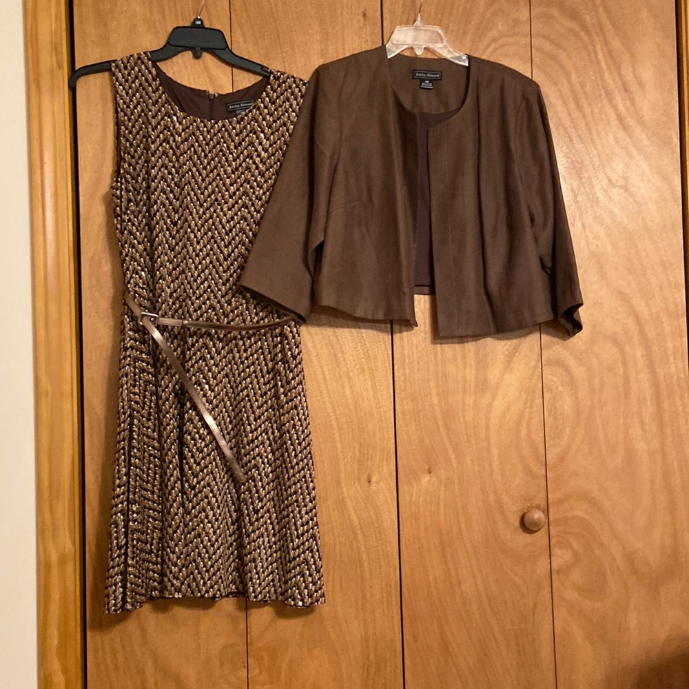 Excellent condition Women’s sleeveless dress with belt and 3/4 sleeve jacket